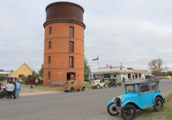 2cars-at-tower Rgb-72lpi