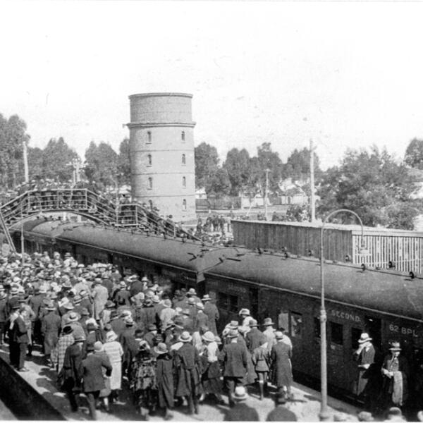 Railway-grand-final-crowd-c1924 Rgb-72lpi